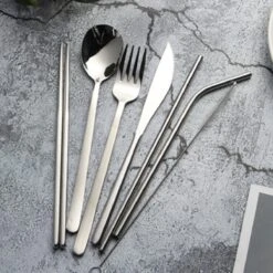 House Of Husk Reisbestek - Reis Bestekset - Chopsticks - Metalen Rietjes Met Borstel - Lepel - Vaatwasserbestendig - RVS - 7 Delig - Zilver -Campingwinkels 1200x1200 1138
