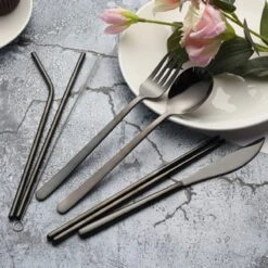House Of Husk Reisbestek - Reis Bestekset - Chopsticks - Metalen Rietjes Met Borstel - Lepel - Vaatwasserbestendig - RVS - 7 Delig - Zwart -Campingwinkels 1200x1200 1147
