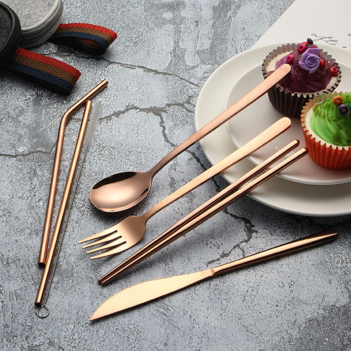 House Of Husk Reisbestek - Reis Bestekset - Chopsticks - Metalen Rietjes Met Borstel - Lepel - Vaatwasserbestendig - RVS - 7 Delig - Rose Goud 5 House Of Husk Reisbestek - Reis Bestekset - Chopsticks - Metalen Rietjes Met Borstel - Lepel - Vaatwasserbestendig - RVS - 7 Delig - Rose Goud - Afbeelding 5
