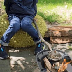 Kikkerland Huckleberry Popcorn Maker - Maak Je Eigen Popcorn - Popcornpan - Kampvuur - Buitenspeelgoed - Buitenspelen - Kamperen -Campingwinkels 1200x1200 1220