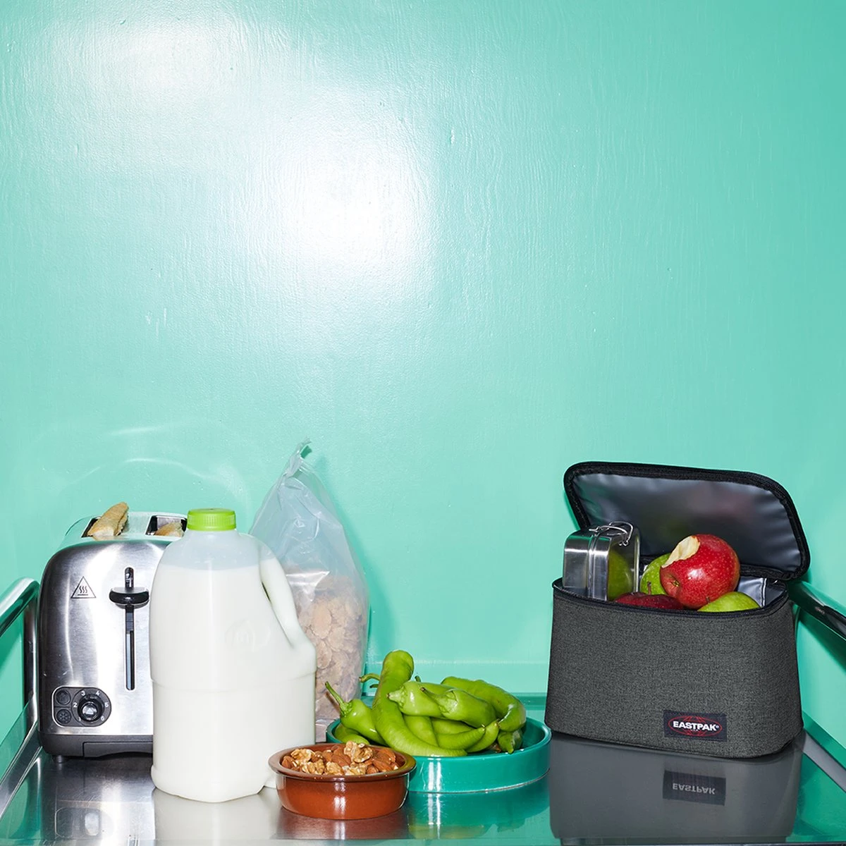 Eastpak Oval Lunch Koeltas Black 3 Eastpak Oval Lunch Koeltas Black - Image 3