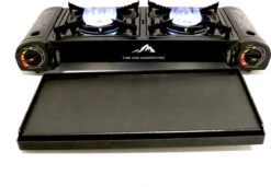 T&S - Draagbaar Dubbel Gasvuur Met Grillplaat En Transportkist - Camping Kooktoestel - Kookstel - Bakplaat - Gasfornuis - 2 Pits - Elektrische Ontsteking - Kookvuur - Kampeer Vuur -Campingwinkels 1200x830