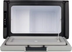 Campart Koelbox XXL CB-8695 – Koelen En Vriezen – LED Display Met Digitale Temperatuurweergave - Coolbox 230V En 12V - 35 Liter - Zwart 9 Campart Koelbox XXL CB-8695 – Koelen En Vriezen – LED Display Met Digitale Temperatuurweergave - Coolbox 230V En 12V - 35 Liter - Zwart -Campingwinkels 1200x866 4