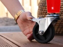 AXI Retro Cooler Rood - Koeler Met Wielen - 76L Inhoud - Koelbox Met Aftapkraan 22 AXI Retro Cooler Rood - Koeler Met Wielen - 76L Inhoud - Koelbox Met Aftapkraan -Campingwinkels 1200x900 75