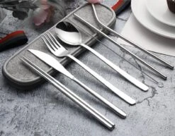 House Of Husk Reisbestek - Reis Bestekset - Chopsticks - Metalen Rietjes Met Borstel - Lepel - Vaatwasserbestendig - RVS - 7 Delig - Zilver -Campingwinkels 1200x940 2