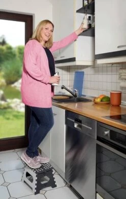 WENKO Secura Opklapbaar Krukje, Belastbaar Tot 350 Kg -Campingwinkels 763x1200 1