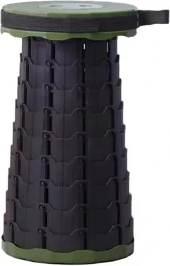 Kampeerkruk - Uitschuifbare Kruk - Military / Groen - Tot 120 Kg - Travel Stool - INCLUSIEF OPBERGZAK - Opvouwbare Campingkruk - Inklapbaar Krukje - Telescopische Kruk - Camping - Outdoor -Campingwinkels 770x1200 1